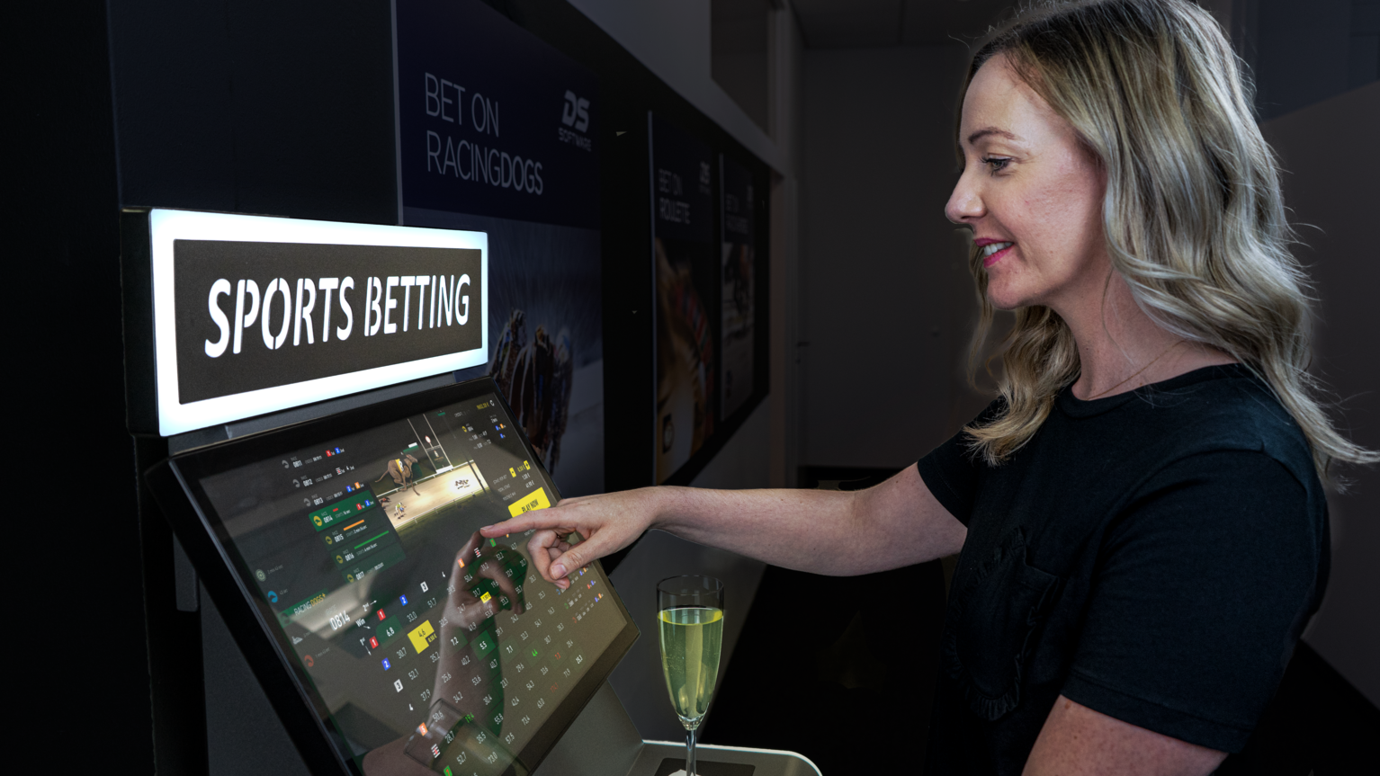 MIKKA Touchscreen Monitor eingebaut in ein Wettterminal | © MIKKA GmbH MIKKA Touchscreen Monitor ist in ein Wettterminal eingebaut und sorgt für anhaltendes Spielvergnügen | © MIKKA GmbH