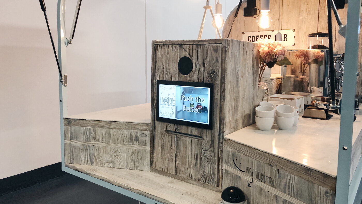 MIKKA Touchscreen Monitor ermöglicht Interaktion einer Fotobox auf einem epischen Eventmobil | © Hapymio Stilvoller MIKKA Touchscreen Monitor ermöglicht Interaktion einer Fotobox auf einem epischen Eventmobil, Branche: Handel | © Hapymio