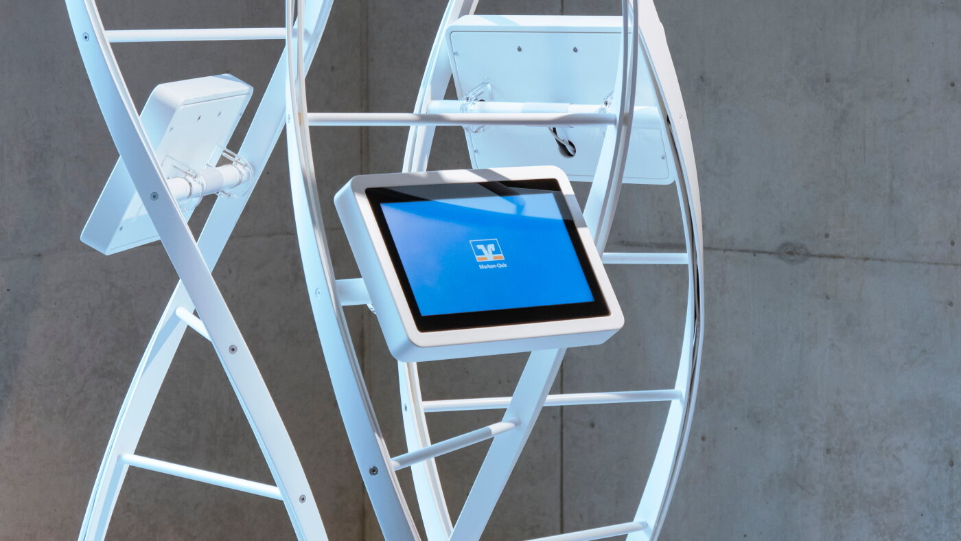 Eleganter MIKKA Touchscreen Monitor interagiert als Designelement in Exponat des Museums (RV Realtime Visions, Schloss Montabaur) | © RV Realtime Visions