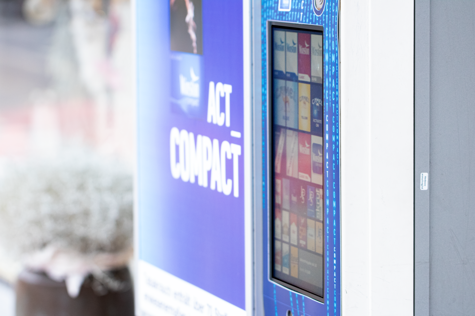 Robuster MIKKA Touchscreen Monitor fungiert als Schnittstelle zum Tabak-Automaten und präsentiert Werbung im Außeneinsatz (Automatenbau) | © MIKKA GmbH