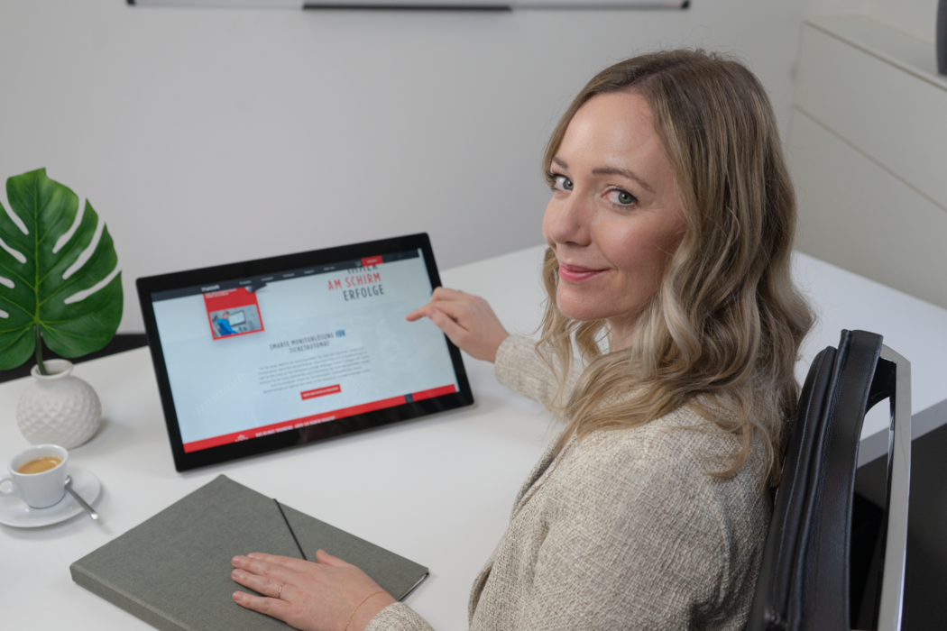 MIKKA Desktop Monitor mit Touchfunktion für den Einsatz im Büro | © MIKKA GmbH Eleganter und praktischer MIKKA Desktop Monitor mit Touchfunktion eignet sich ideal für den Einsatz im Büro, Begegnungszonen, Meetingräume, Arbeitsplätze, Konferenzräume, etc.  | © MIKKA GmbH