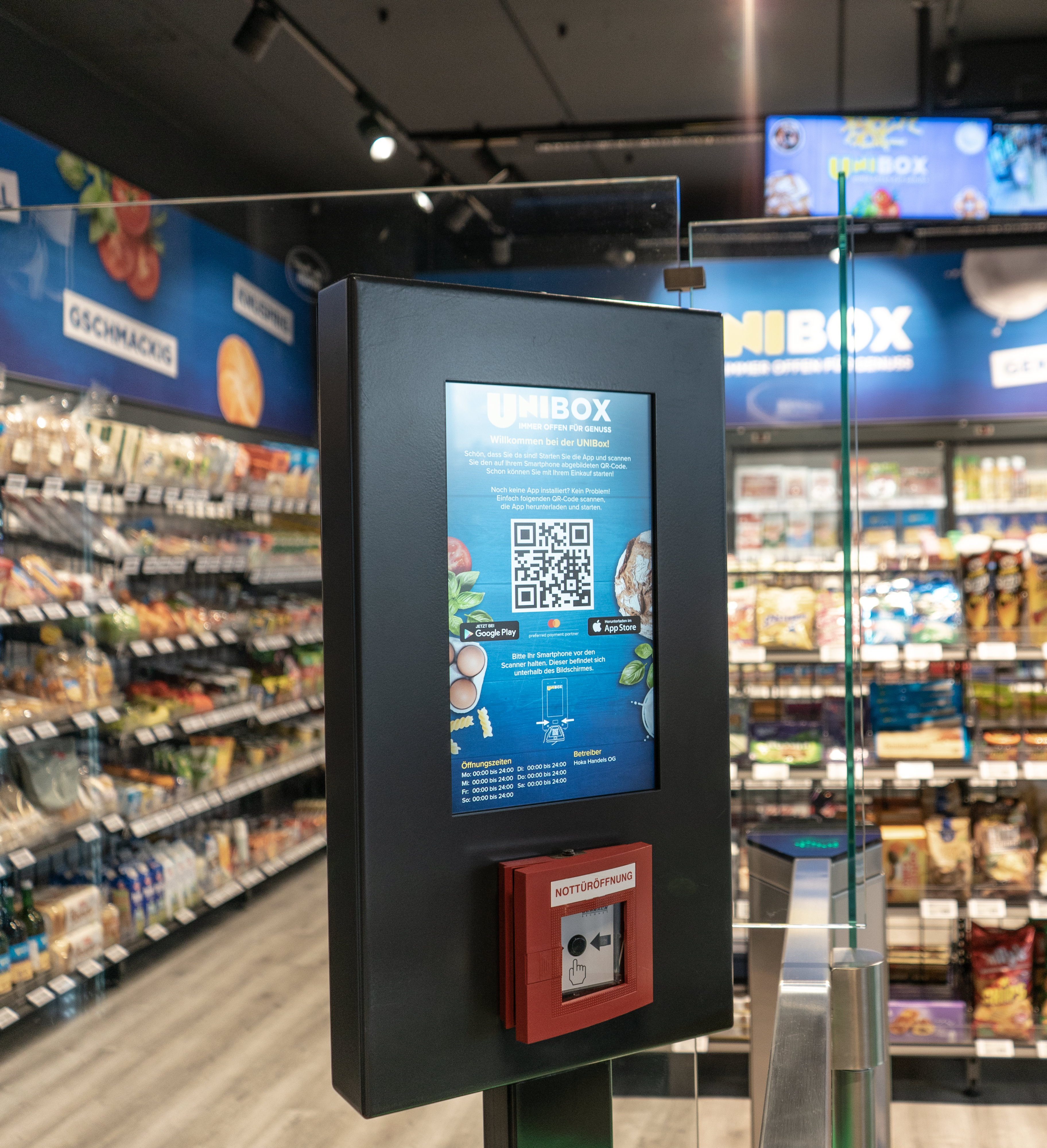 Integrierter MIKKA Touchmonitor als Check-in und Bezahlterminal im Einzelhandel  | © MIKKA GmbH Verbauter MIKKA Einbaumonitor steht als Check-in und Bezahlterminal im Lebensmittelhandel zur Verfügung | © MIKKA GmbH