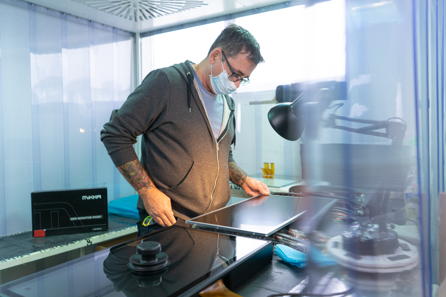 Accuracy and cleanness in production: In the cleanroom, the touch panels are assembled | © MIKKA GmbH  Accuracy and cleanness are important in MIKKA production: In the cleanroom, touch panels are assembled, for example | © MIKKA GmbH