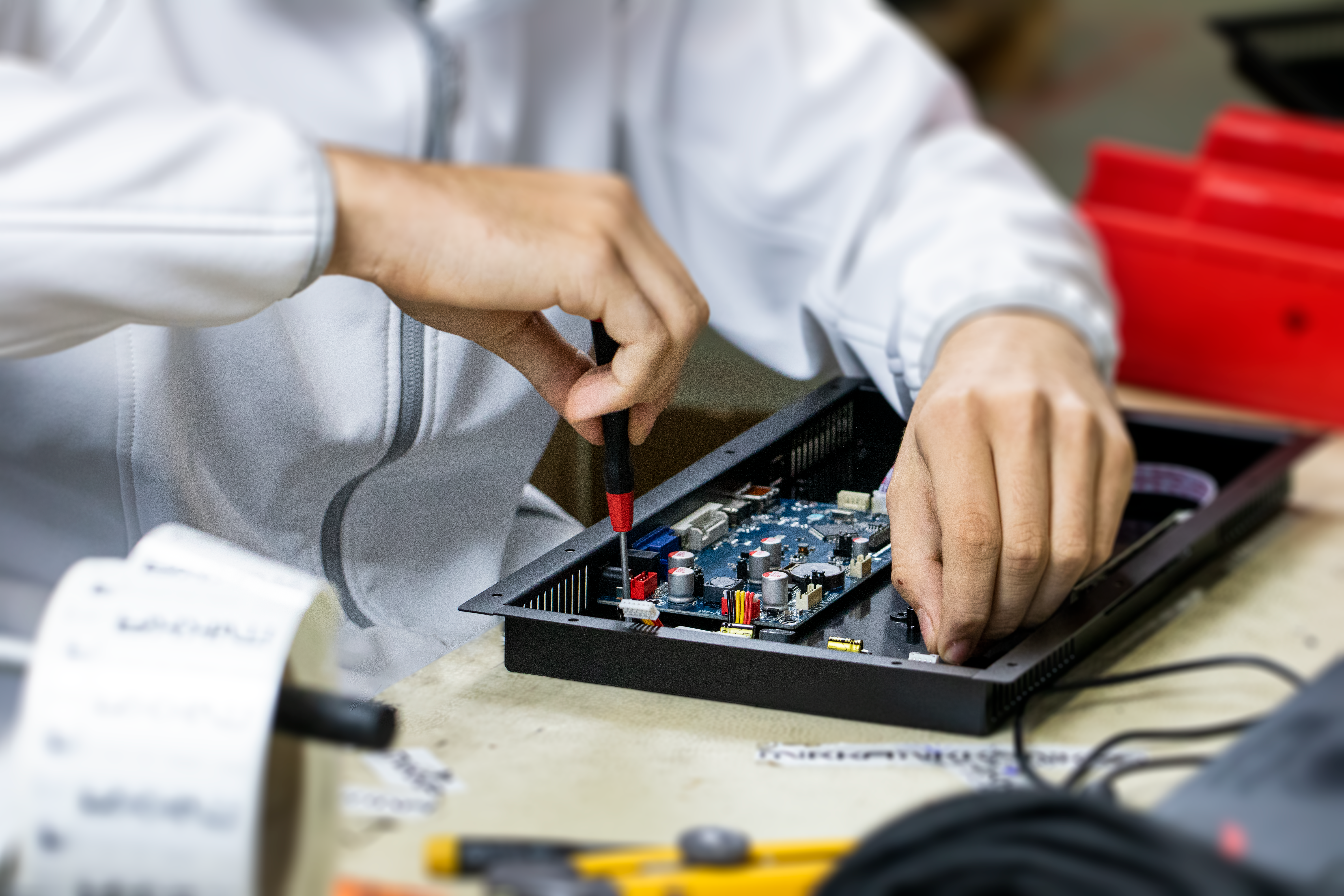 MIKKA apprentice in production assembly | © MIKKA GmbH  MIKKA apprentice assembles monitors in production | © MIKKA GmbH