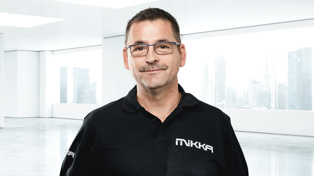 Photo of Karl, technical employee in the MIKKA production | © MIKKA GmbH Technical employee Karl in the MIKKA production | © MIKKA GmbH
