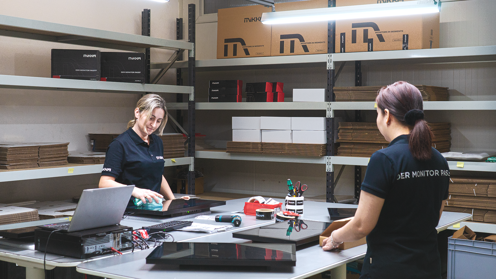 Female employees in MIKKA production testing and packaging the open frame monitors | © MIKKA GmbH