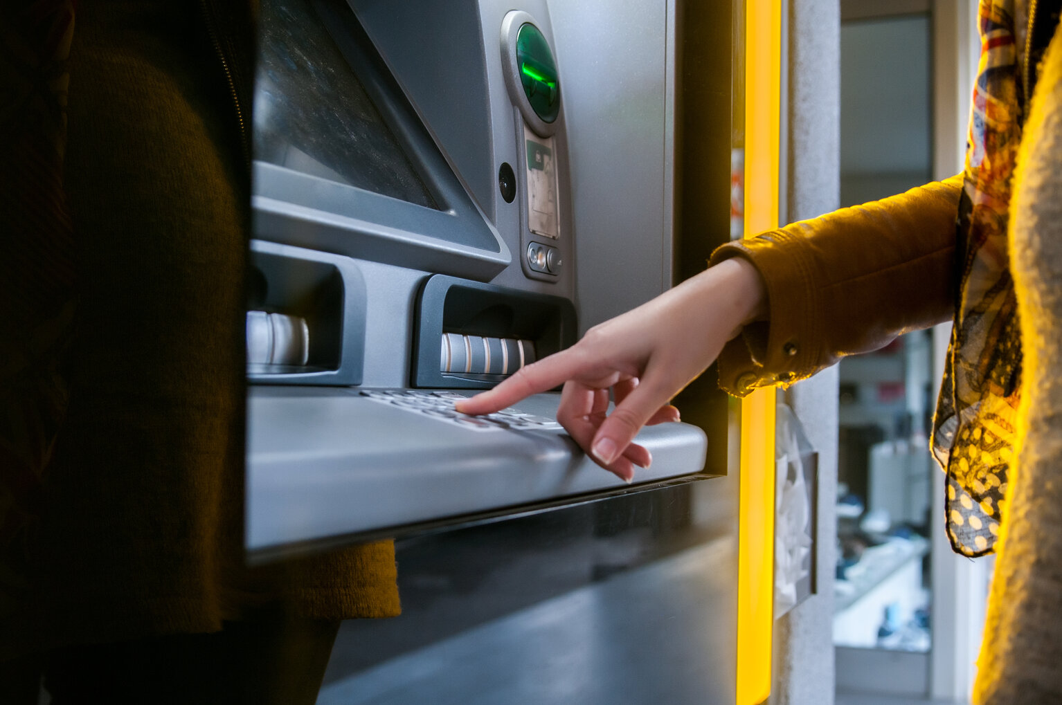 Designlinien garantieren stilvoller Einbau und bündiges Design eines MIKKA Monitors in einen Bankomaten (Automatenbau)