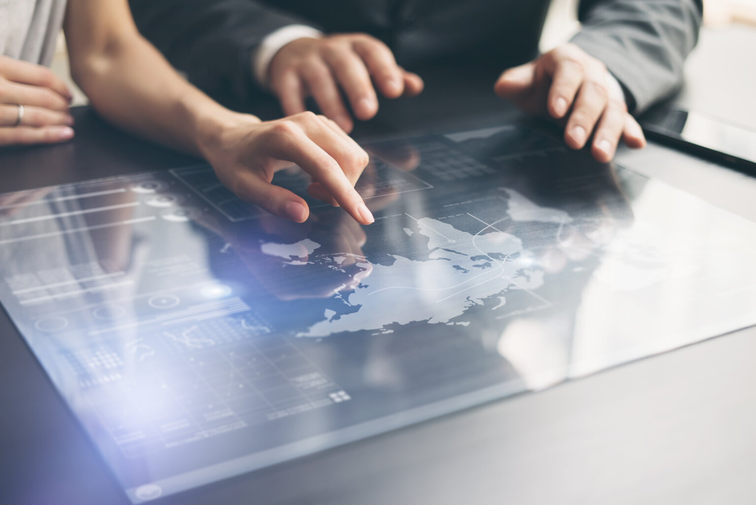 MIKKA Multitouch Monitore erfassen mehrere Berührungen gleichzeitig, z.B. in einem interaktiven Möbel im Meetingraum MIKKA Multitouch Monitore erfassen mehrere Berührungen gleichzeitig, z.B. als Kooperationslösung im Meeting- oder Konferenzraum (Büro)