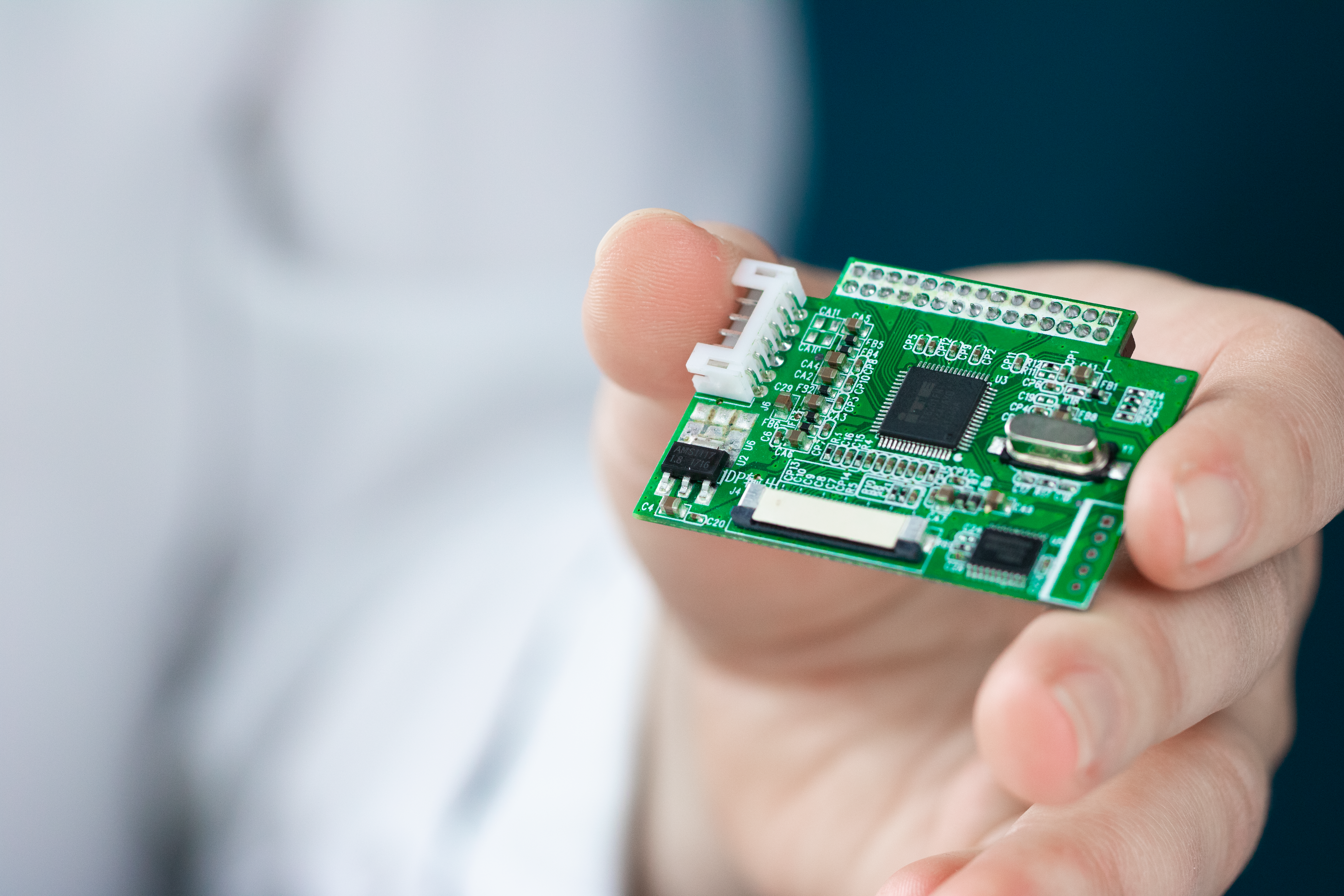 Sensors for controlling MIKKA monitor settings via artificial intelligence (AI) | © MIKKA GmbH